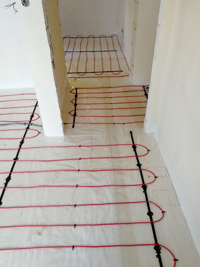 Topné kabely instalované na fixačním pásu Deviclip - elektrické podlahové vytápění 