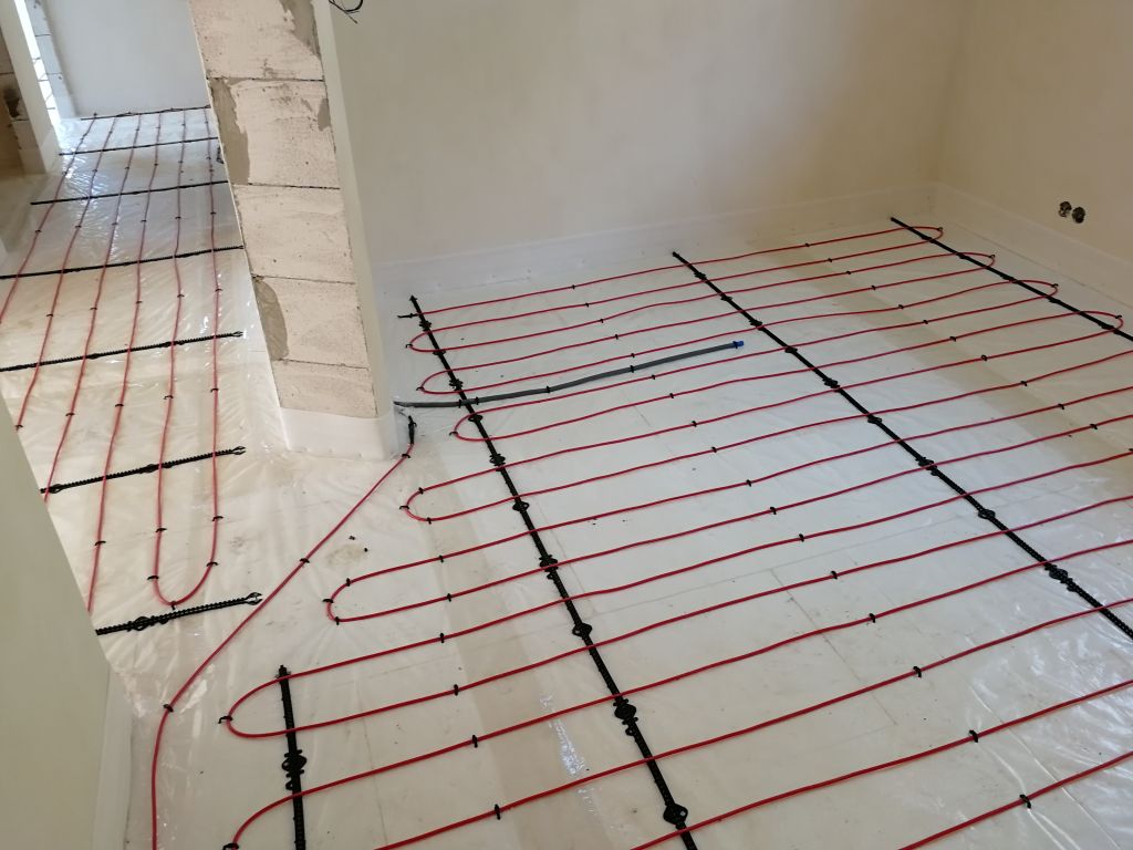 Topné kabely instalované na fixačním pásu Deviclip - elektrické podlahové vytápění 