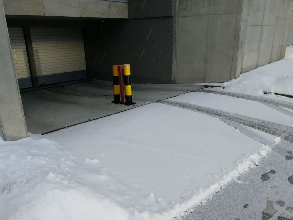 Topné kabely Devifsafe s výkonem 30W/m (instalovaný výkon do plochy je 300 W/m2) jsou instalovány v ploše výjezdu z parkovacího stání za  účelem roztápění sněhu.