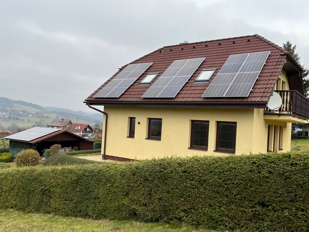 Fotovoltaická elektrárna DRAŽICE. Instalovány solární panely LONGI 455 Wp na střešní krytinu BRAMAC