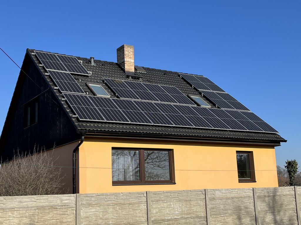 Montáž fotovoltaických panelů na krytinu Bramac