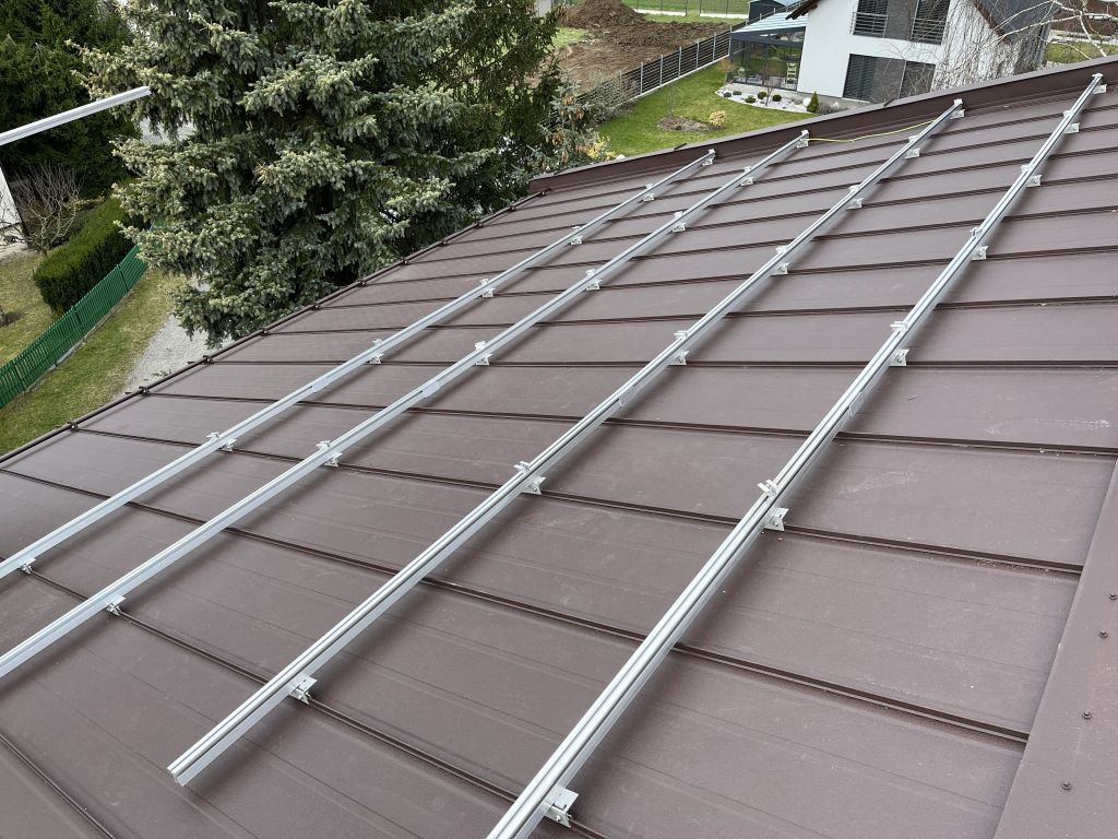Příprava kotvení pro montáž fotovoltaických panelů na střechu - falcovaný plech