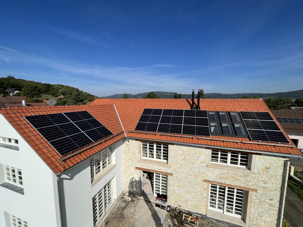 Solární panely Longi 550 Wp instalované na střešní krytině - betonová taška