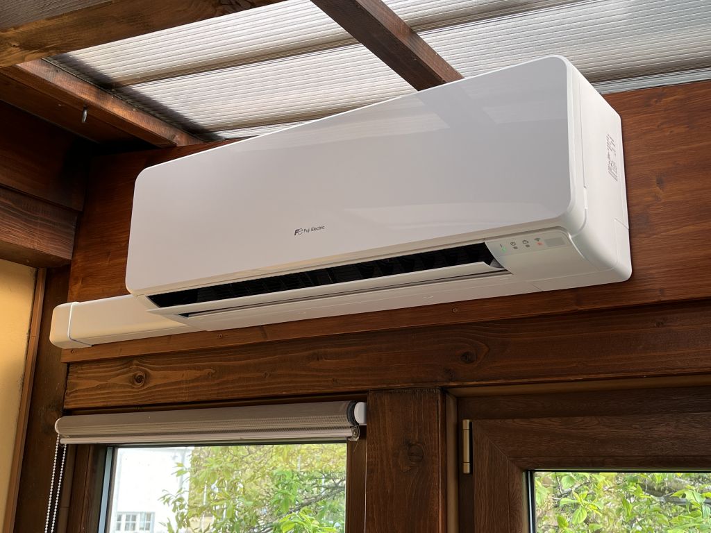 Split klimatizace FUJI s vestavěným WiFi modulem. Ovládání klimatizace je možné jak dálkovým ovladačem, tak přes mobilní aplikaci.