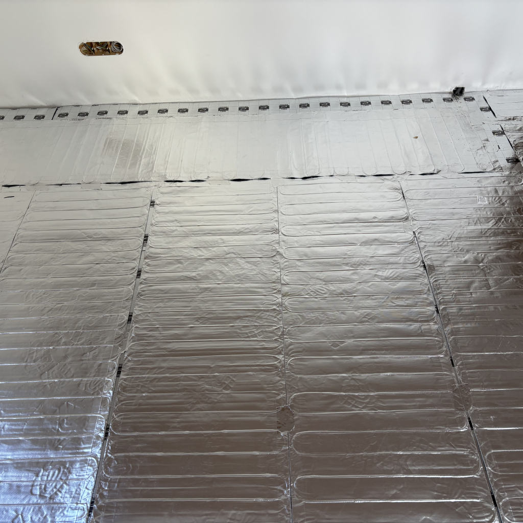 Extra tenká hliníková topná rohož pro elektrické podlahové vytápění s výkonem 80W/m2 vhodná pro plovoucí podlahy